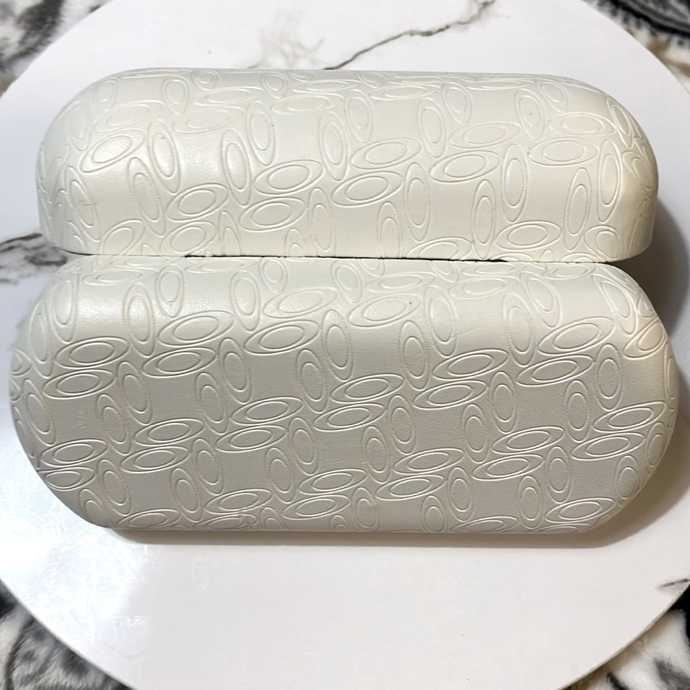 Oakley Logo "Signature O" Hard shell Men’s Sunglasses Case, White - Picture 3 of 7